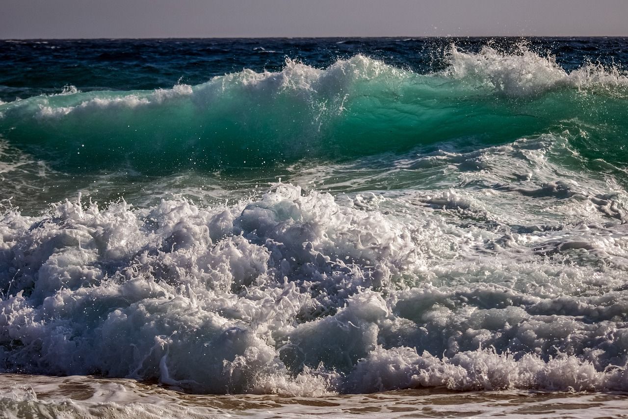 Ocean waves along the Rhode Island coast
